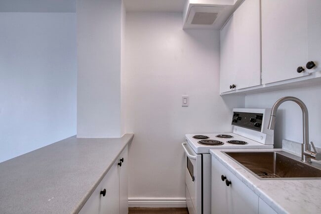 Building Photo - 3460 Durocher