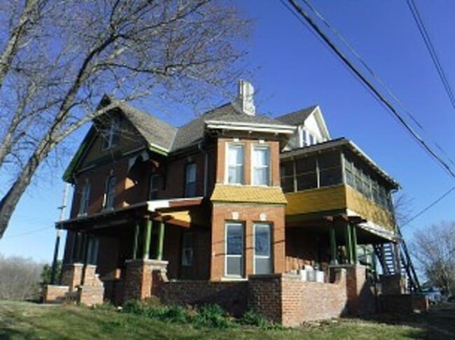 Building Photo - 424 W 8th St