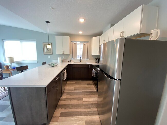 Foto del edificio - Fully Furnished 2 Bedroom 1 Bath Condo | T...