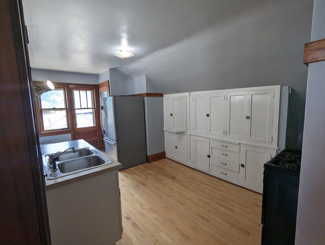 Kitchen - 229 E Wilbur Ave