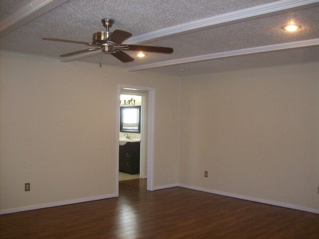 Foto del edificio - Great updated 4 bedroom 2.5 bath home, 2 c...