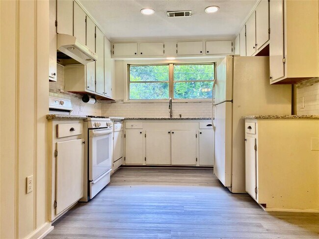 Building Photo - 4753 Kinglet St