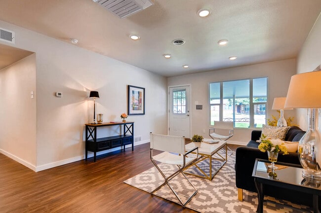 Foto del edificio - FANTASTIC Bungalow Style Ranch Home