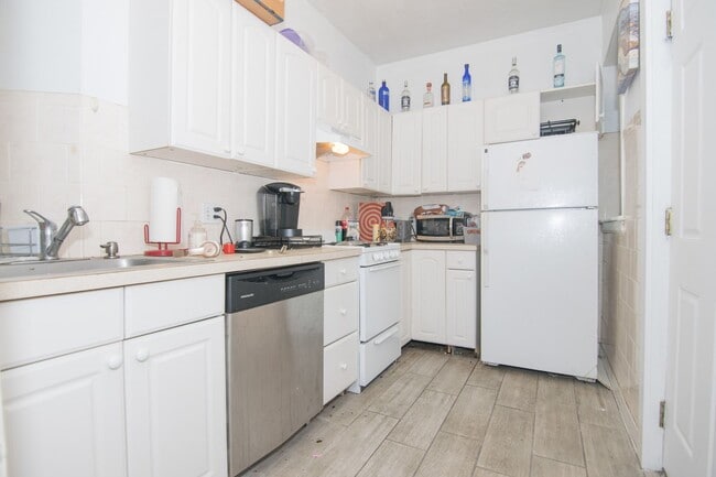 Building Photo - Spacious 4 Bed Condo in Prime Brookline – Steps to BU, Heat & Hot Water Included