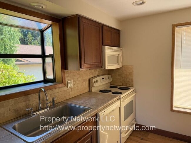 Building Photo - Great 3 Bedroom 2 Bath Ranch Style Home in...