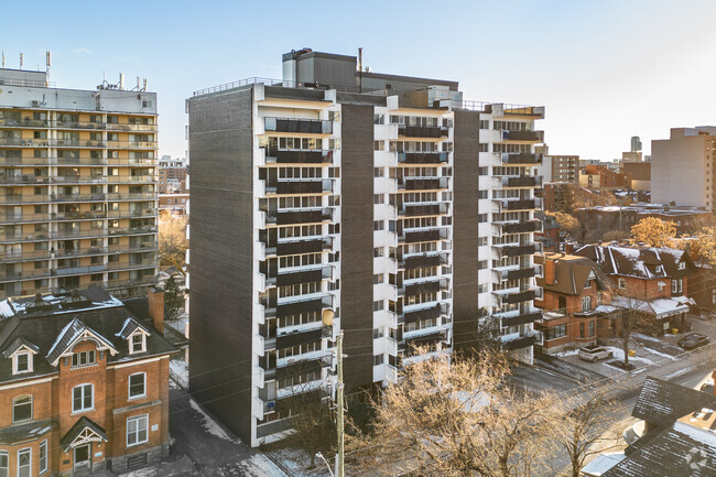 Photo du bâtiment - Saguenay Apartments