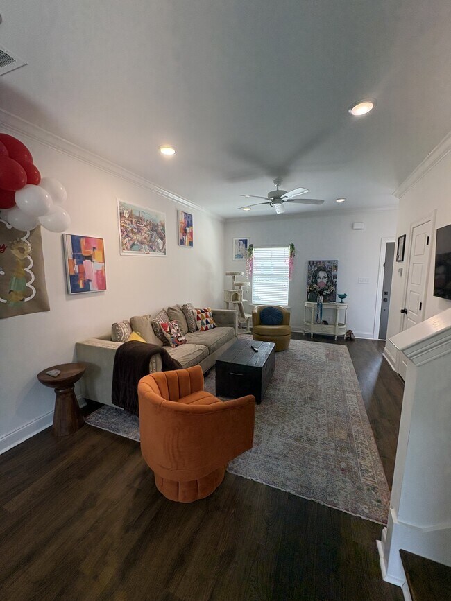 Foto del edificio - 586 Meadow Crest Cir