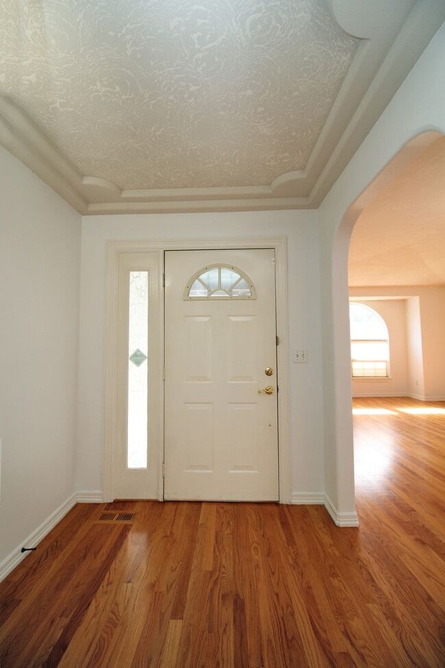 Building Photo - Stunning Blue Lake 3 Bed/2 Bath 1 Level Home