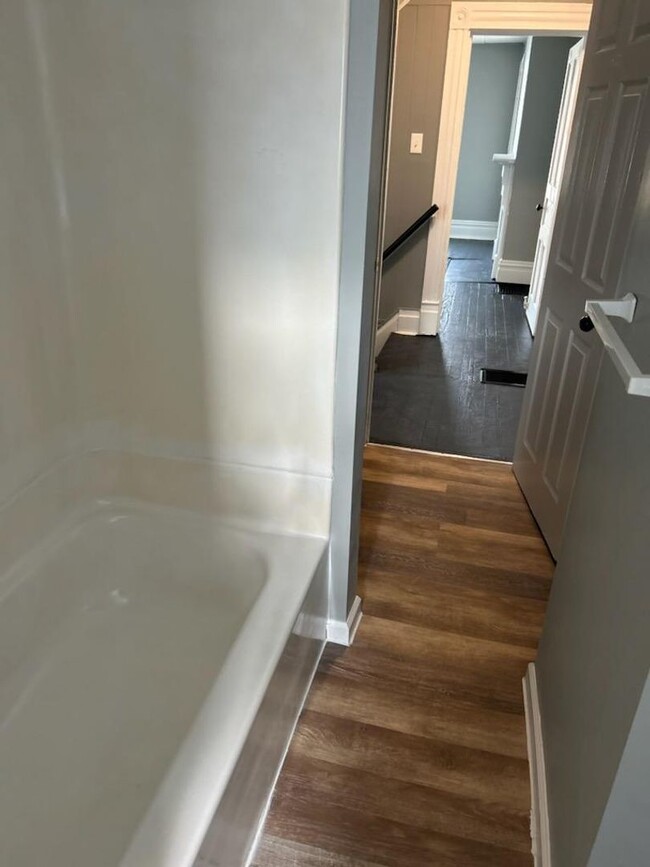 Building Photo - 4 bedroom 1 bath fully renovated duplex av...