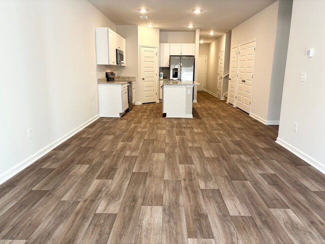 Foto del edificio - ABSOLUTELY BEAUTIFUL BRAND-NEW BUILD TOWNHOME