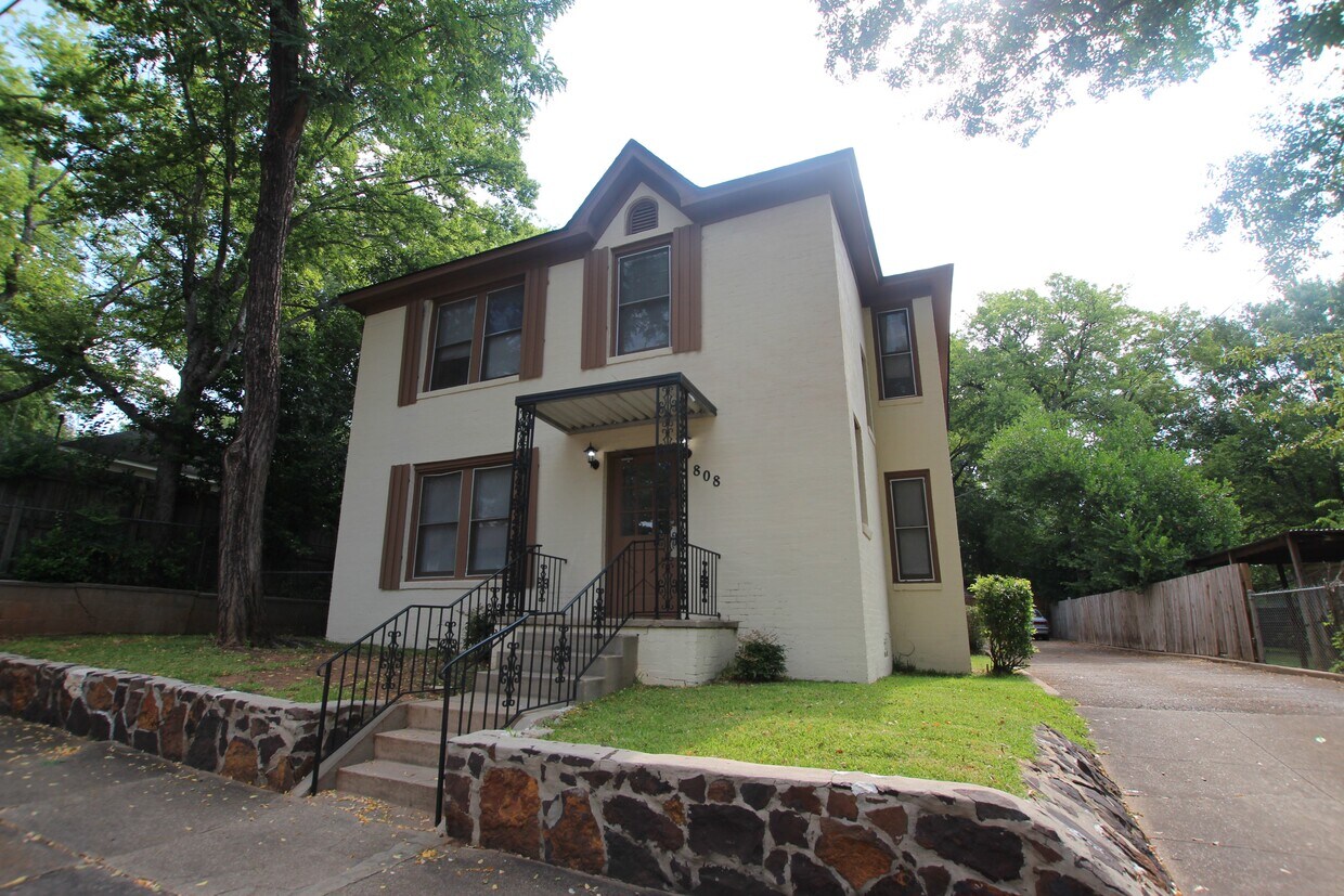 808 S Robertson Ave, Tyler, TX 75701 Apartments Tyler, TX