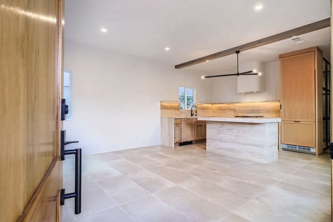 Building Photo - Beautiful 4 Bed House!