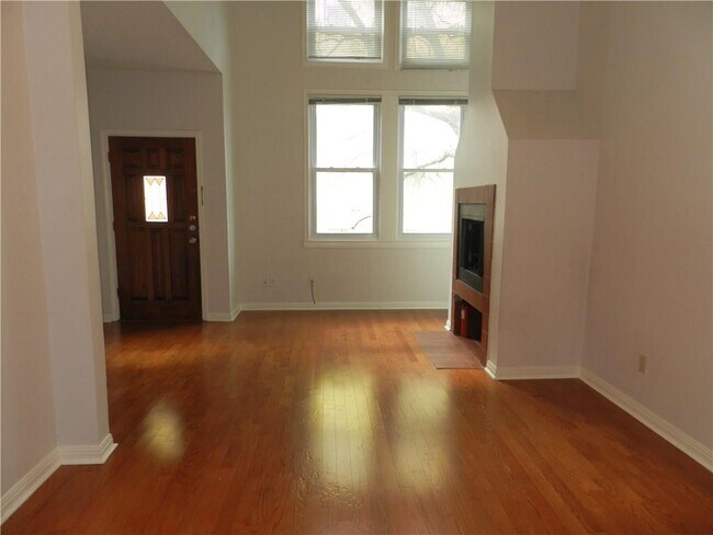 Building Photo - 904 W 21st St