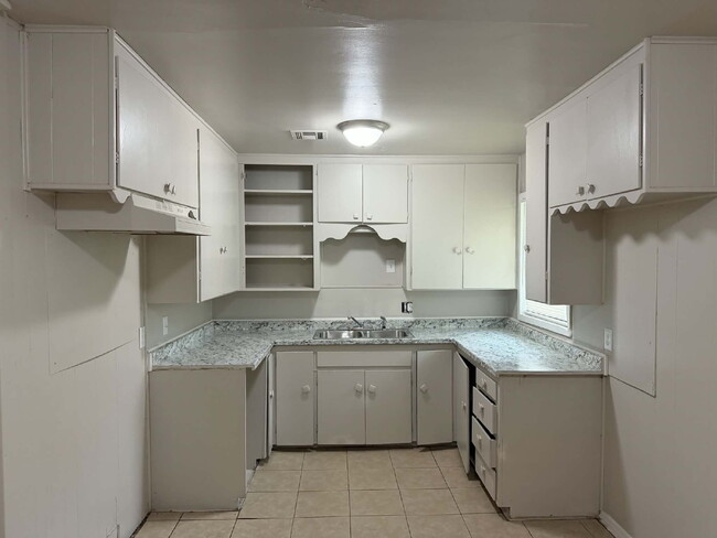 Building Photo - 3-Bed Home with Gleaming Hardwood Floors in Tulsa