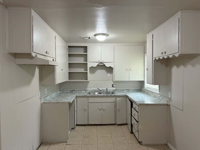 Foto del edificio - 3-Bed Home with Gleaming Hardwood Floors in Tulsa