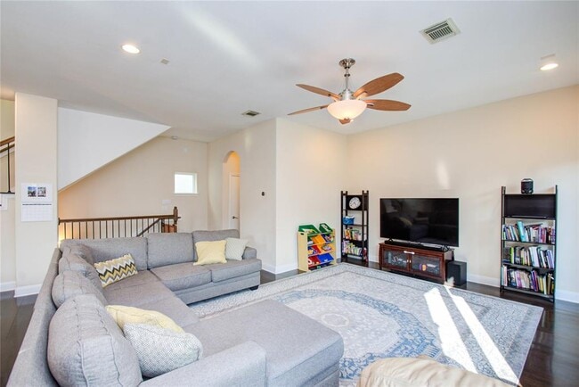 Building Photo - 1320 Lakin St