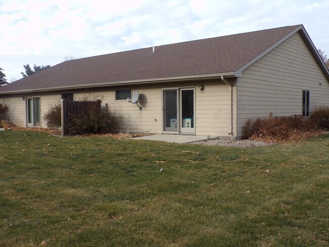 VISTA DEL PATIO TRASERO - 401 E Drake St