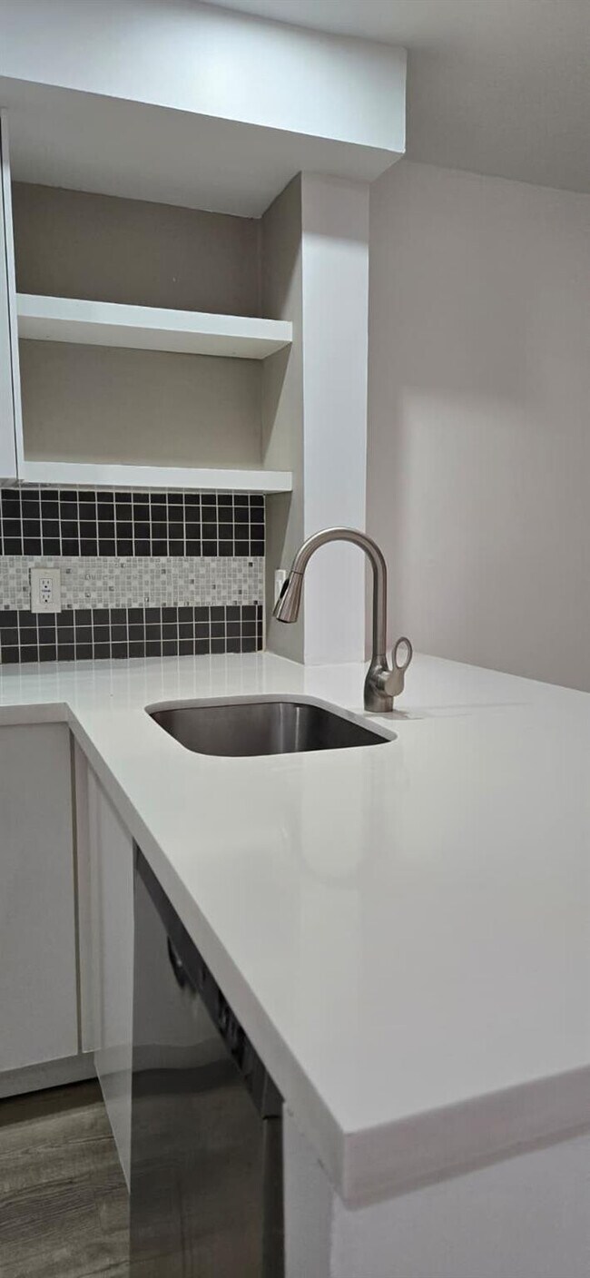 Foto del edificio - 10930 Royal Palm Blvd