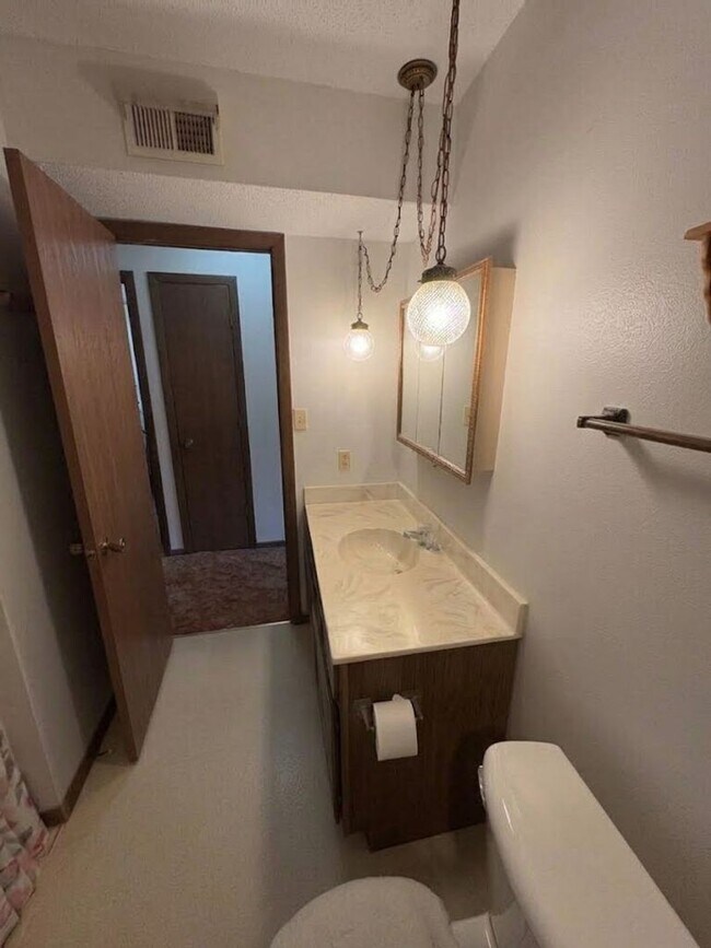 Foto del edificio - 256-256 Upland Dr