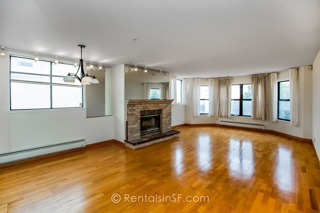 Building Photo - Spacious, 2BR/2BA with lots of light!