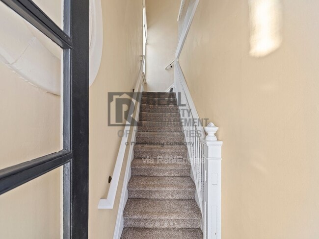 Building Photo - 219 W Mulberry St