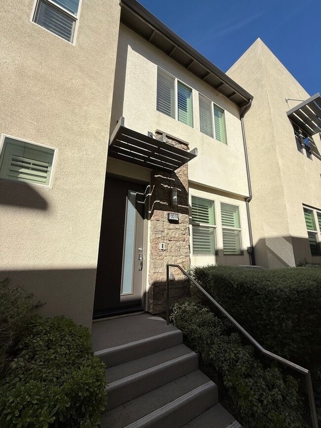 Building Photo - 3 Bedroom Townhome in Northridge