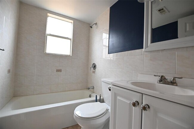 Building Photo - 1607 W Donovan St