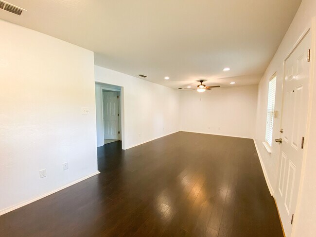 Building Photo - 5306 Riviera Dr