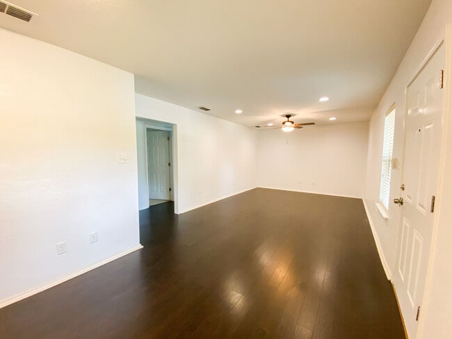 Foto del edificio - 5306 Riviera Dr