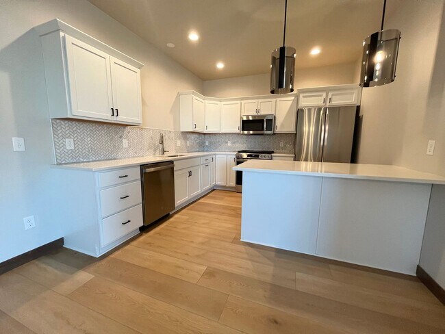 Foto del edificio - Newly Built 4 Bed/2.5 Bath Townhome in Aspen Ridge!