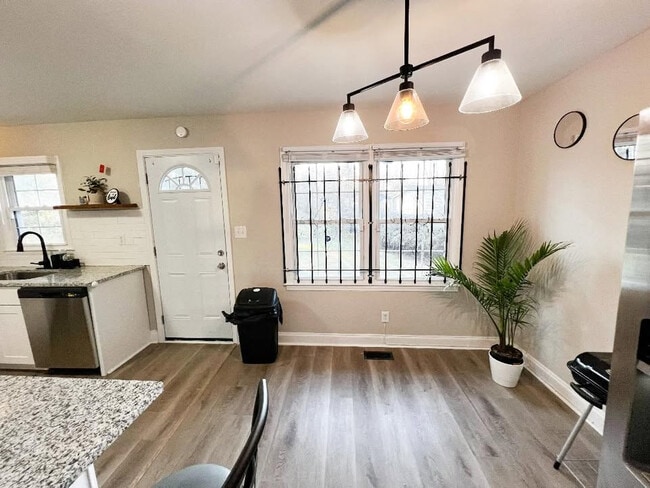 Building Photo - Room in House on Bilmark Ave