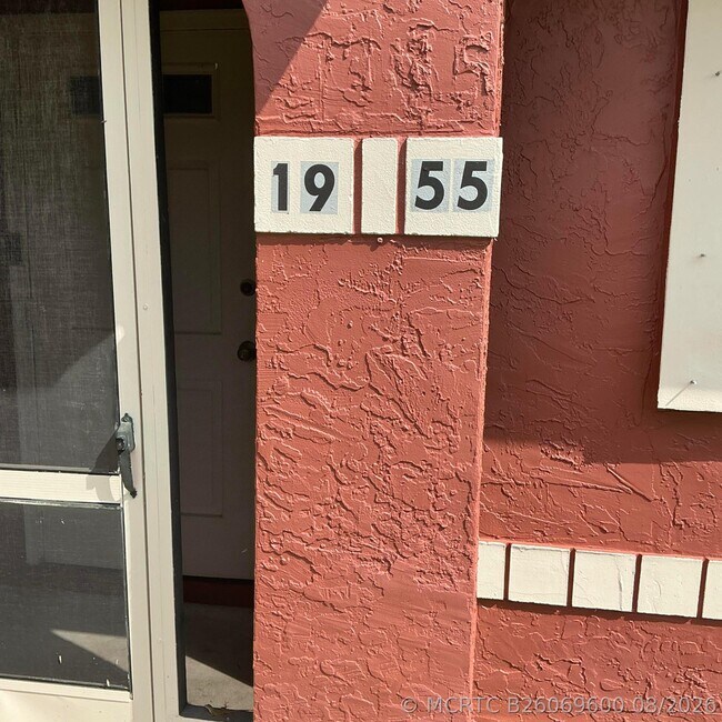 Foto del edificio - 1955 SE Tiffany Ave