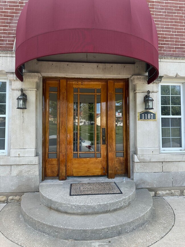 Foto del edificio - 1107 W Main St