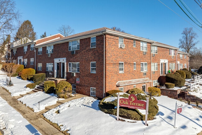 Building Photo - Oak Terrace