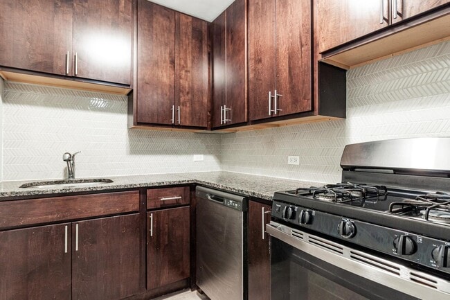 Building Photo - 530 W Surf St