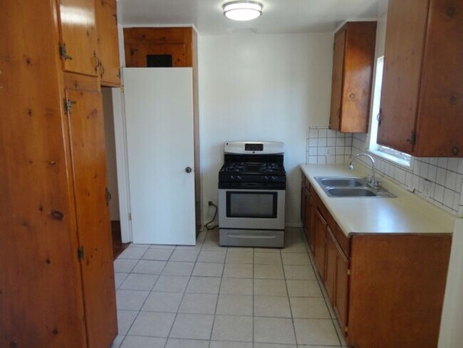 Building Photo - Nice 2 + 1 (5) Unit Complex Van Nuys