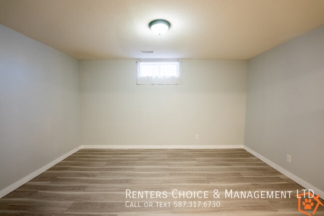 Photo du bâtiment - Two Bedroom Basement Suite, Utilities Included,  Close to University