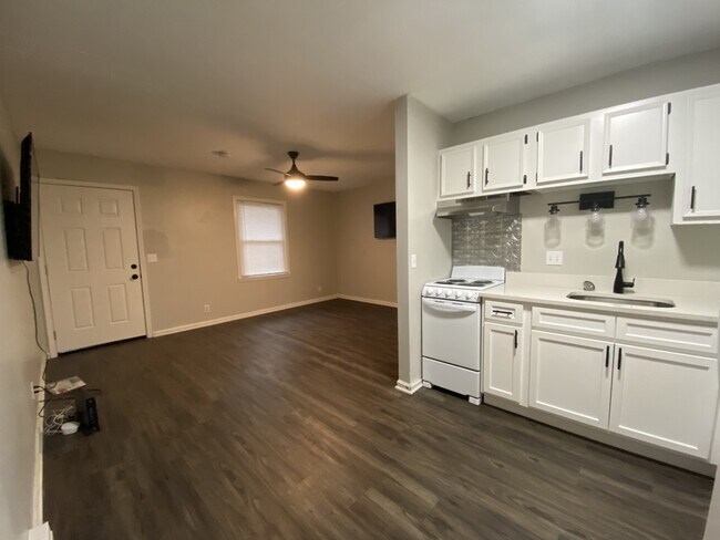 Foto del edificio - 215 Bakertown Rd