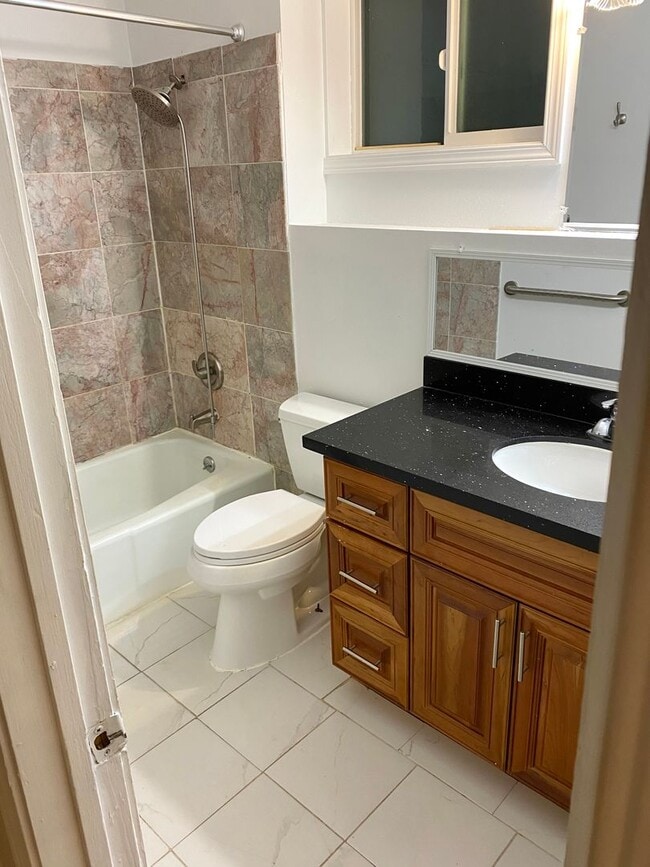 Building Photo - 3 bed/ 2 bath Two Story House overlooking ...