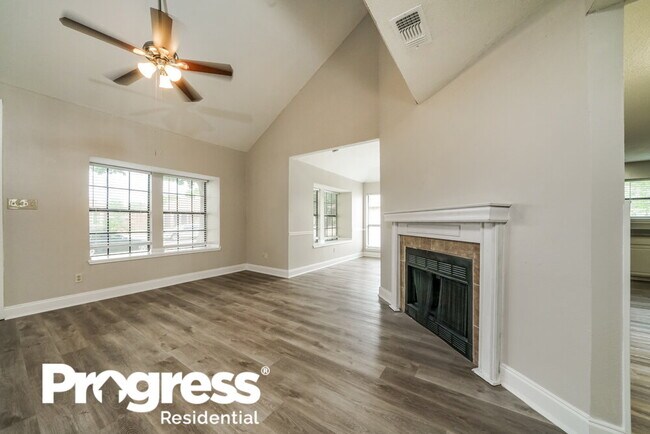 Building Photo - 8801 Pine Forest Dr