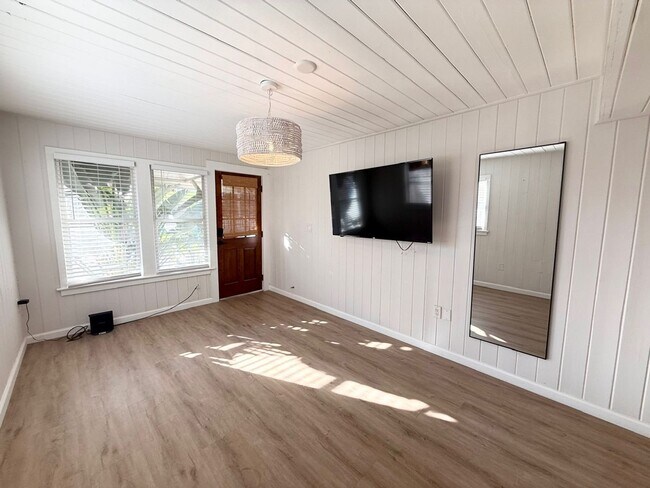 Building Photo - Charming Beachside Rental!