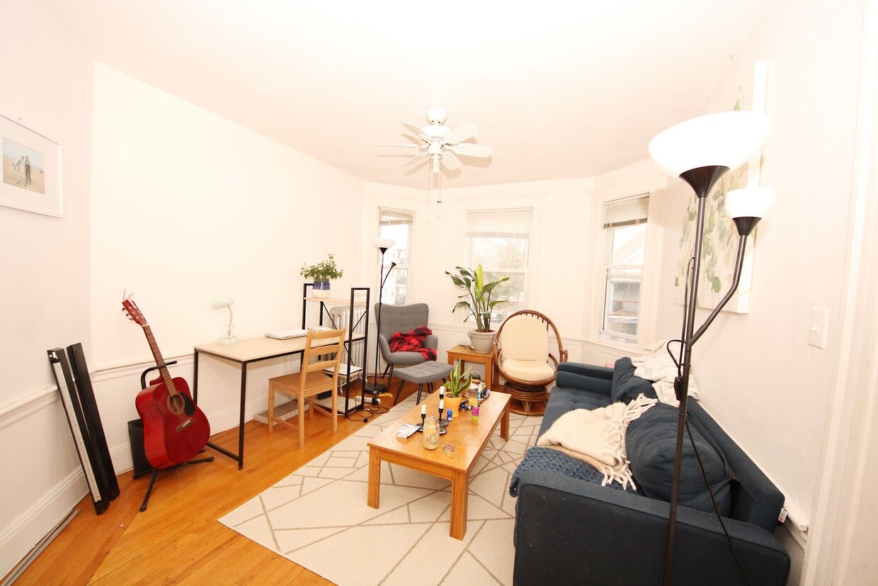 Brighton 3 Bed / Renovated Kitchen & Bath – On Bus Line – 9/1 - Spacious 3 Bed / 2 Bath | In-Unit Laundry | Fort Hill | 9/1