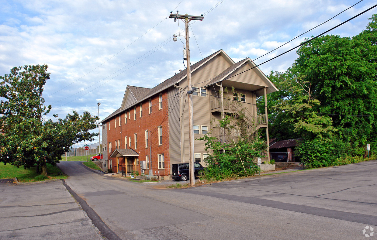 Building Photo - 120 Cunningham St