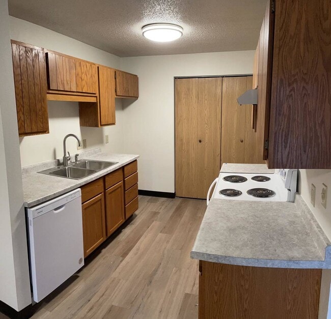 Building Photo - APPLICATION PENDING -- 2nd floor apartment...