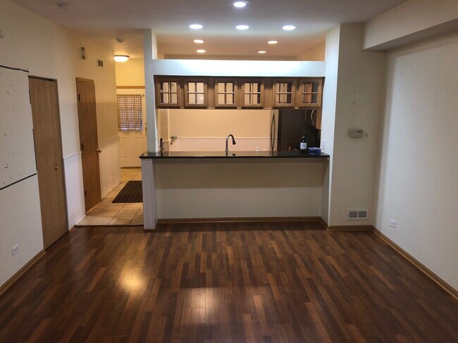 Foto del edificio - 710 Blossom Ct