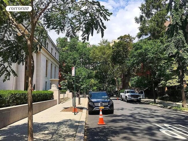 Building Photo - 12 Monroe Pl