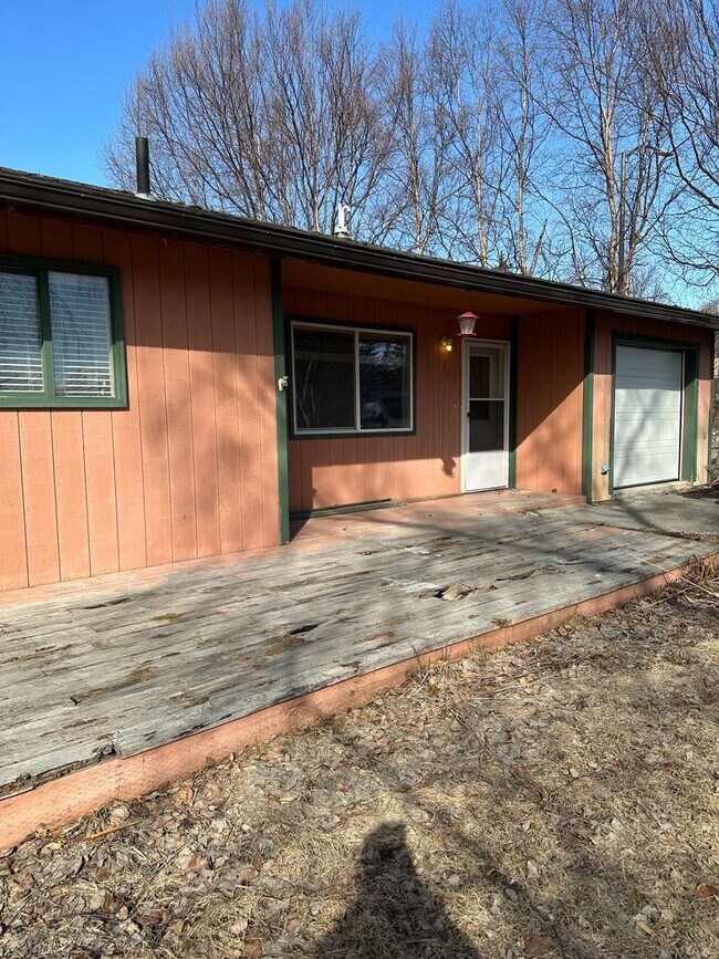 Building Photo - 2 bedroom 1 Bath 1 car  garage