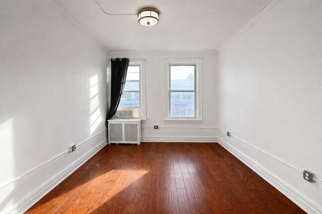 Foto del edificio - 96-13 Metropolitan Ave