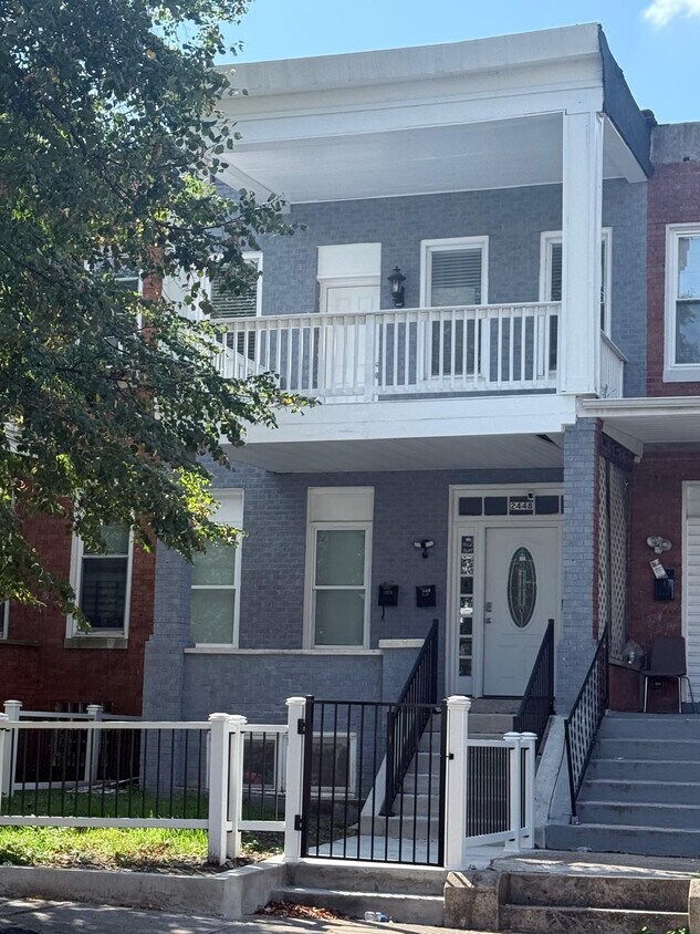 Escaleras, porche y patio delantero cercado para mayor privacidad, recién renovados. - 2448 Lakeview Ave