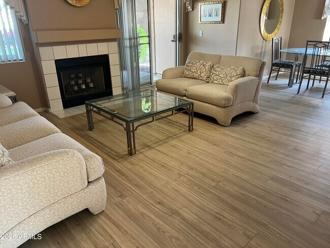 Foto del edificio - 9745 N 95th St